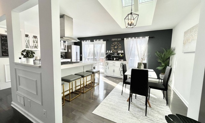 Geneva House | OutdoorOasis-King bed-Fire Pit-Mins to town-EV charger