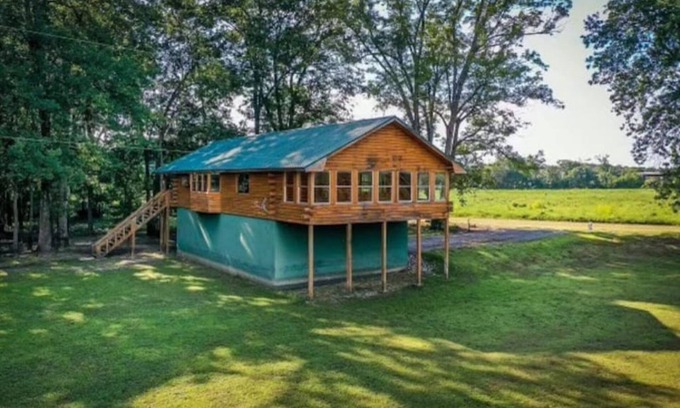 De Valls Bluff Cabin | Outdoors Paradise! Private cabin on the bank of the White River.