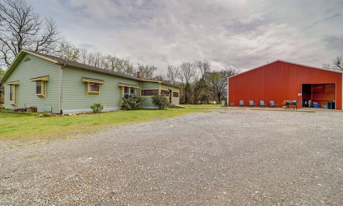 Daisy House | Outdoorsy Getaway Near Atoka: Hunt, Fish & Relax!