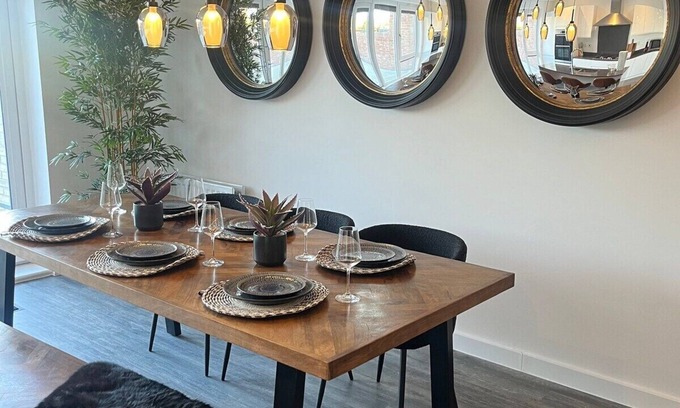 Milton Keynes House | Outstanding 4-Bedroom Town House