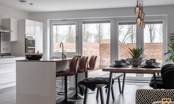 Milton Keynes House | Outstanding 5 Bedroom Townhouse, Canal Views