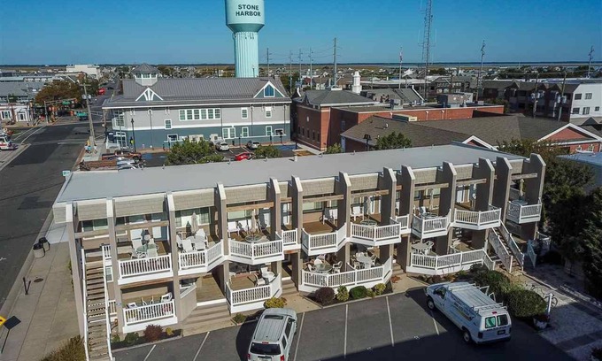 Stone Harbor Condo | Outstanding efficiency unit located ideally between the shopping district of Stone Harbor and the beach at Sea Mist.