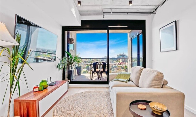 Footscray Apartment | Ovation - New Footscray Apt. w/parking & pool
