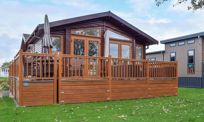 Tiddington Cottage | Overlooking the River Avon is this beautiful, peaceful and serene lodge.