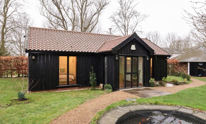 Kettleburgh Cottage | OWL COTTAGE, pet friendly in Framlingham