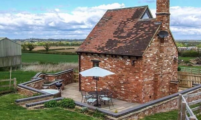 Napton-on-the-Hill Cottage | OWL COTTAGE, pet friendly, with hot tub in Napton-On-The-Hill