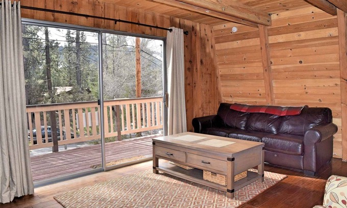 Moonridge Cabin | Owl's Perch by Destination Big Bear : Near Bear Mtn! BBQ! Gas Fireplace! Deck! Wifi! Great Location!