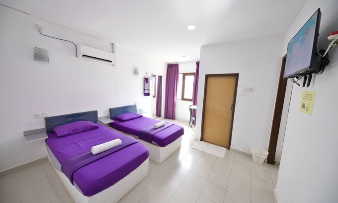 Kawasan Perindustrian Chendering Hotel | OYO 90908 Noor Arfa River Chalet