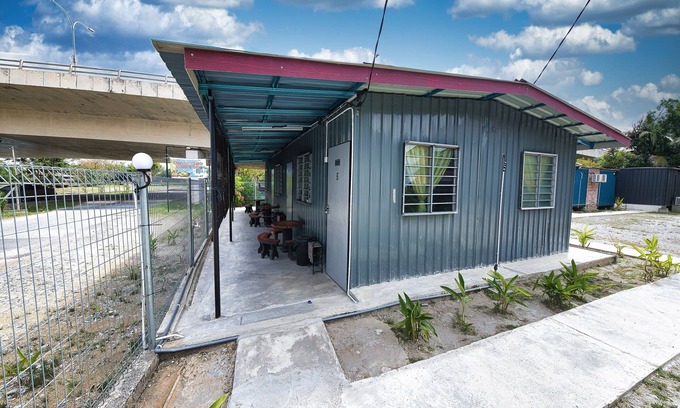 Kawasan Perindustrian Chendering Hotel | OYO 90960 Rajawali D'cabin Chalet Room