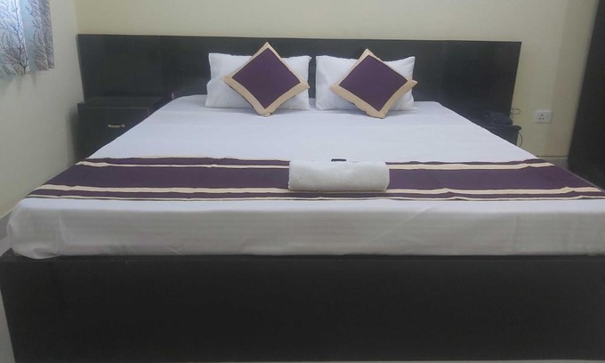 Danapur Hotel | OYO Hotel Red Rose