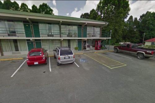 Revelo Hotel | OYO Hotel Whitely City Hwy 27 KY