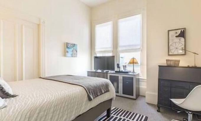 Pacific Heights House | Pacific Heights Victorian Bedroom & Bathroom