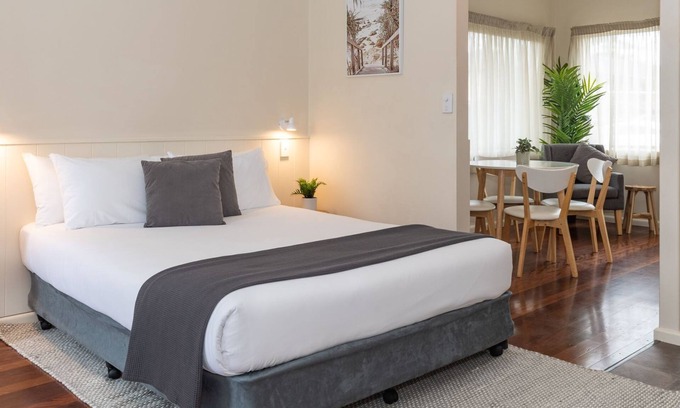 Forster House | Pacific Motel 06 - Free WiFi