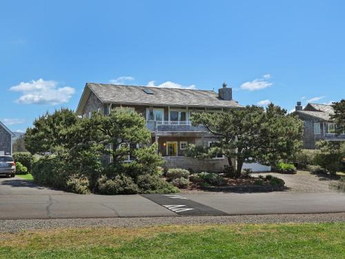 Gearhart House | Pacific Northwest Beach House 5G EV Charger Dog