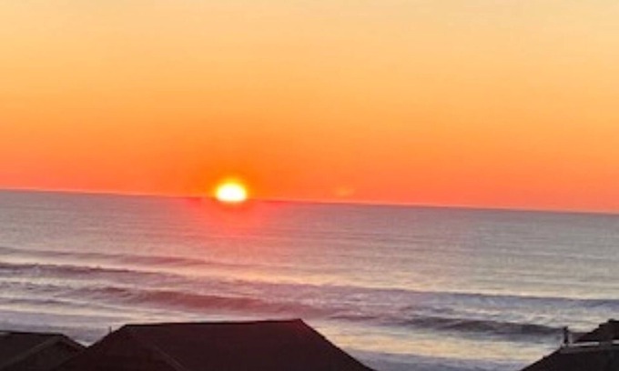 Logsden House | Pacific Ocean Dream Home Family and dog friendly walk to beach, food, & shopping