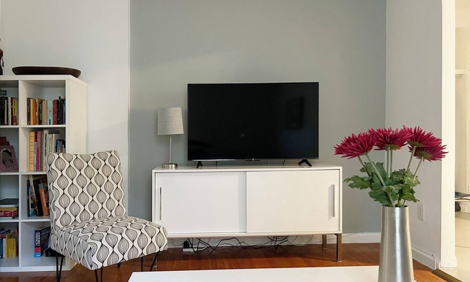 Bedford-Stuyvesant Apartment | Pack Yoga Mat & Tennis Racket: Sweet Brooklyn 1BR by park + garden access & W/D!