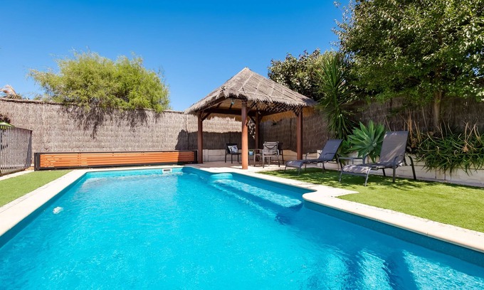 Padbury House | Padbury Delight with pool