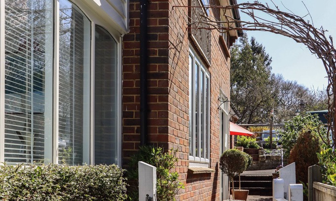 East Farleigh Cottage | Paddock View
