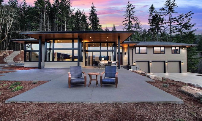 White Salmon House | 'Pahto's Retreat' Luxe White Salmon Home: Hot Tub