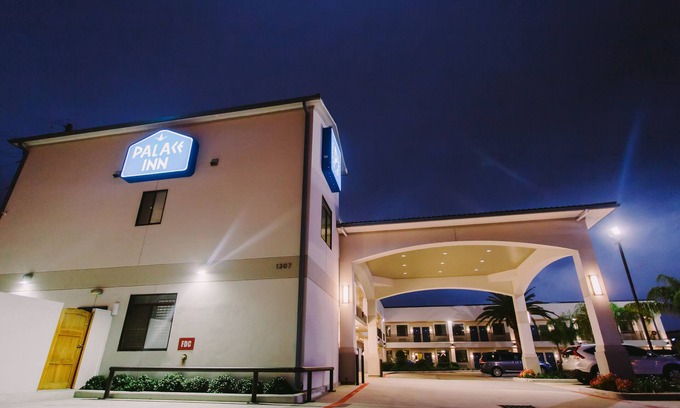 Spring Branch West Hotel | Palace Inn City Center