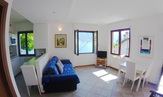 Sala Comacina Apartment | Palm Bay residence front lake apartment with private parking space