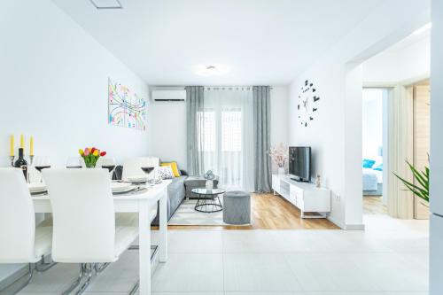 Strozanac Apartment | PALM BEACH