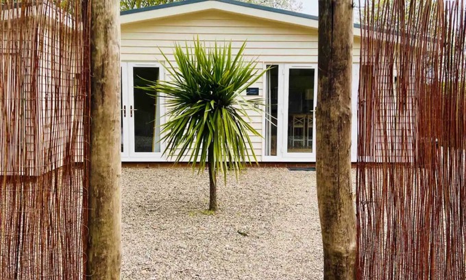 Etchinghill House | Palm Cottage - Cosy retreat