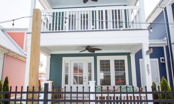Celina Cottage | Palm Palace: 3 bed/2.5 bath Lakeside Cottage w/King Beds, Game Room & Hot Tub!