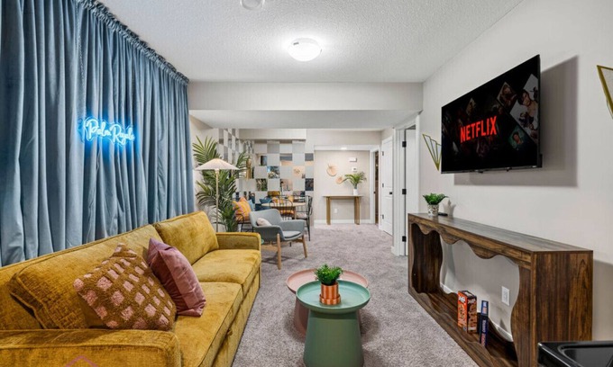Southeast Edmonton Condo | Palm Royale Suite | Near Airport | WiFi | King Bed