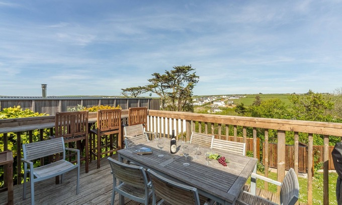Trebetherick Apartment | Palm Trees is located in a quiet setting to the rear of Westwood Flats.
