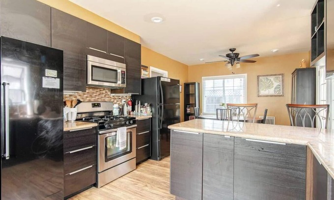 Barron Park Apartment | Palo Alto Retreat-Room B Kitchenette & Bathroom