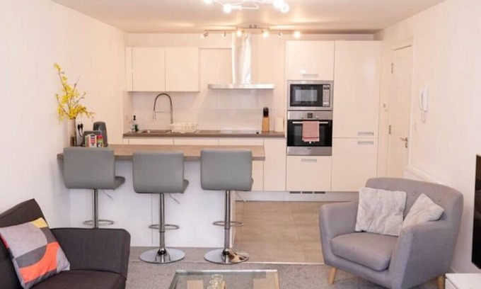 Kidlington Apartment | Panorama House, Modern 3-bedroom Apartment, Oxford