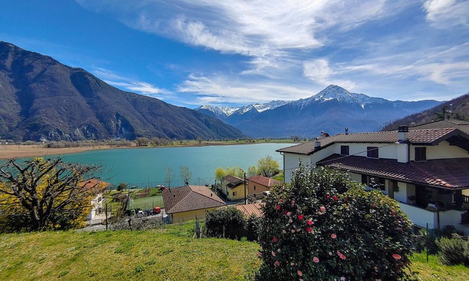 Dascio Apartment | Panorama Mera holiday flat with garden