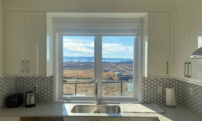 Surrey Newton House | Panorama ridge suite
