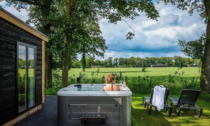 Municipality of Rijssen-Holten Resort | Panorama Wellness Lodge | jacuzzi, sauna and sunshower | 2 persons