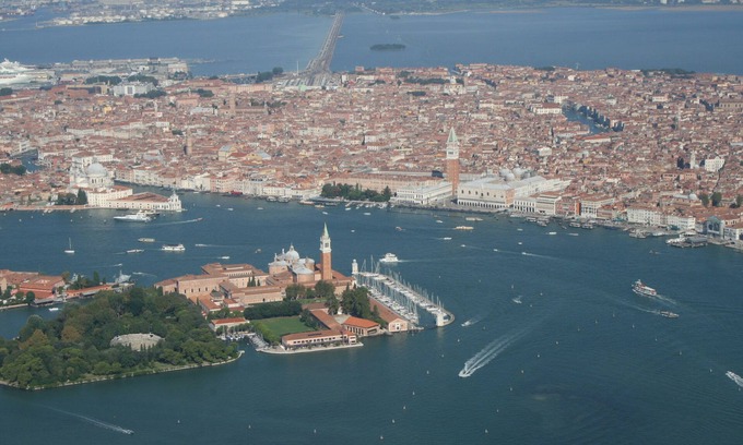 Santa Maria in Stelle Apartment | Panoramic apartment in an elegant Venetian 20th century building, private garden