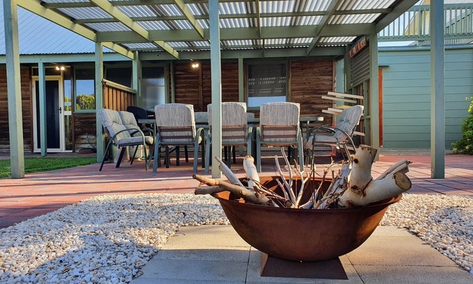 Middleton House | Panoramic Ocean Views | 250m to Beach | Cosy Coastal Retreat with Deck, Wi-Fi, Games, & Creda Heater
