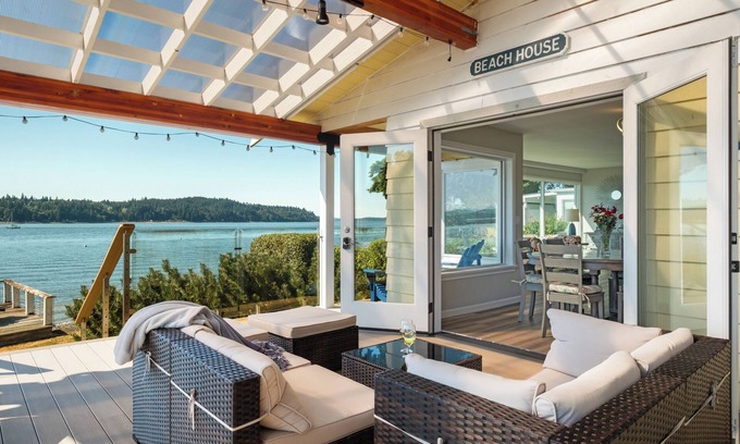 Retsil House | Panoramic Sea & Mt. View Retreat in Port Orchard