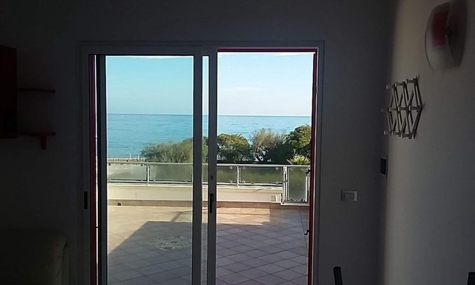 San Foca Apartment | Panoramic studio apartment on the San Foca seafront