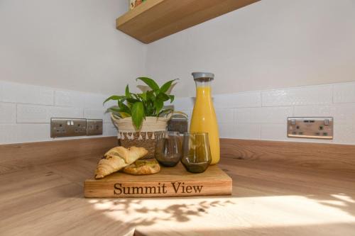 Heywood House | Panoramic Sunset Views - Free Parking & Sleeps 5