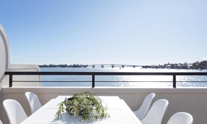 Sylvania Apartment | Panoramic Water View Apartment