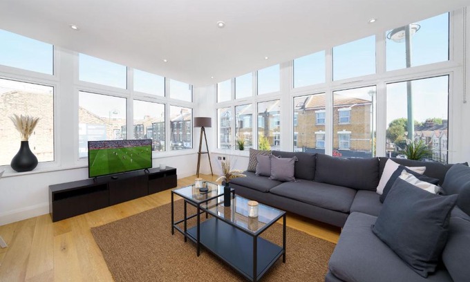 Leytonstone Apartment | Panther House by Oval