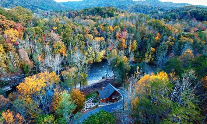 Waynesville Cabin | Paradise at the Rivers Edge! A Private Waterfront Log Cabin,snow ski/fish nearby