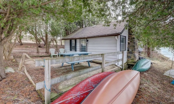South Bruce Peninsula Cabin | Paradise Cedar Deluxe Lakefront view 2 Bedroom