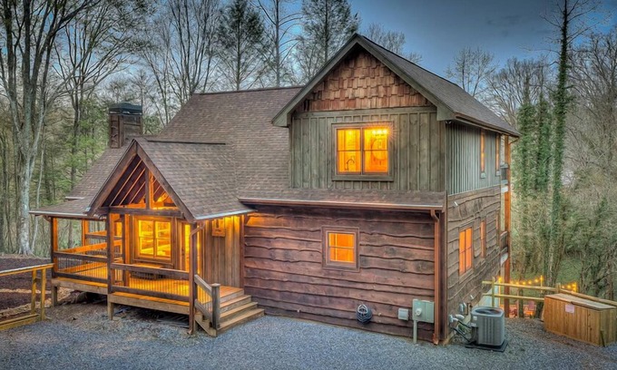 Epworth Cabin | Paradise Creek - Creek Front | Perfect for Families | Hot Tub