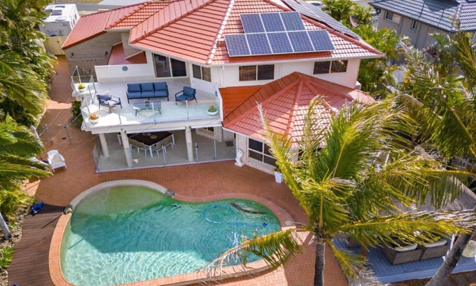 Banksia Beach House | Paradise on Banksia Canal