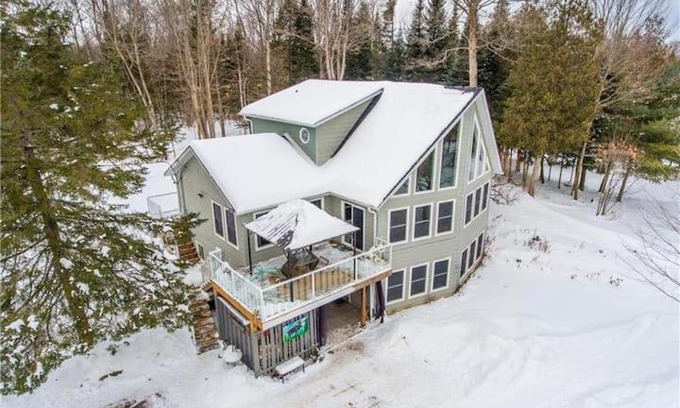 Bobcaygeon House | Paradise Palace Waterfront Cottage hottub 7bedroom with hottub
