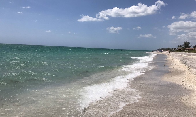 Englewood House | Paradise Palms Hideaway.Less than 2 Minutes to the Beach.Walk or bike to res