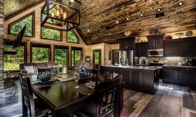 Octavia Cabin | Paradise Pines - Relax & unwind.