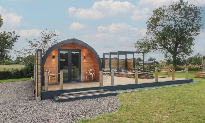 Wollerton Cottage | PARADISE, romantic, with hot tub in Hodnet